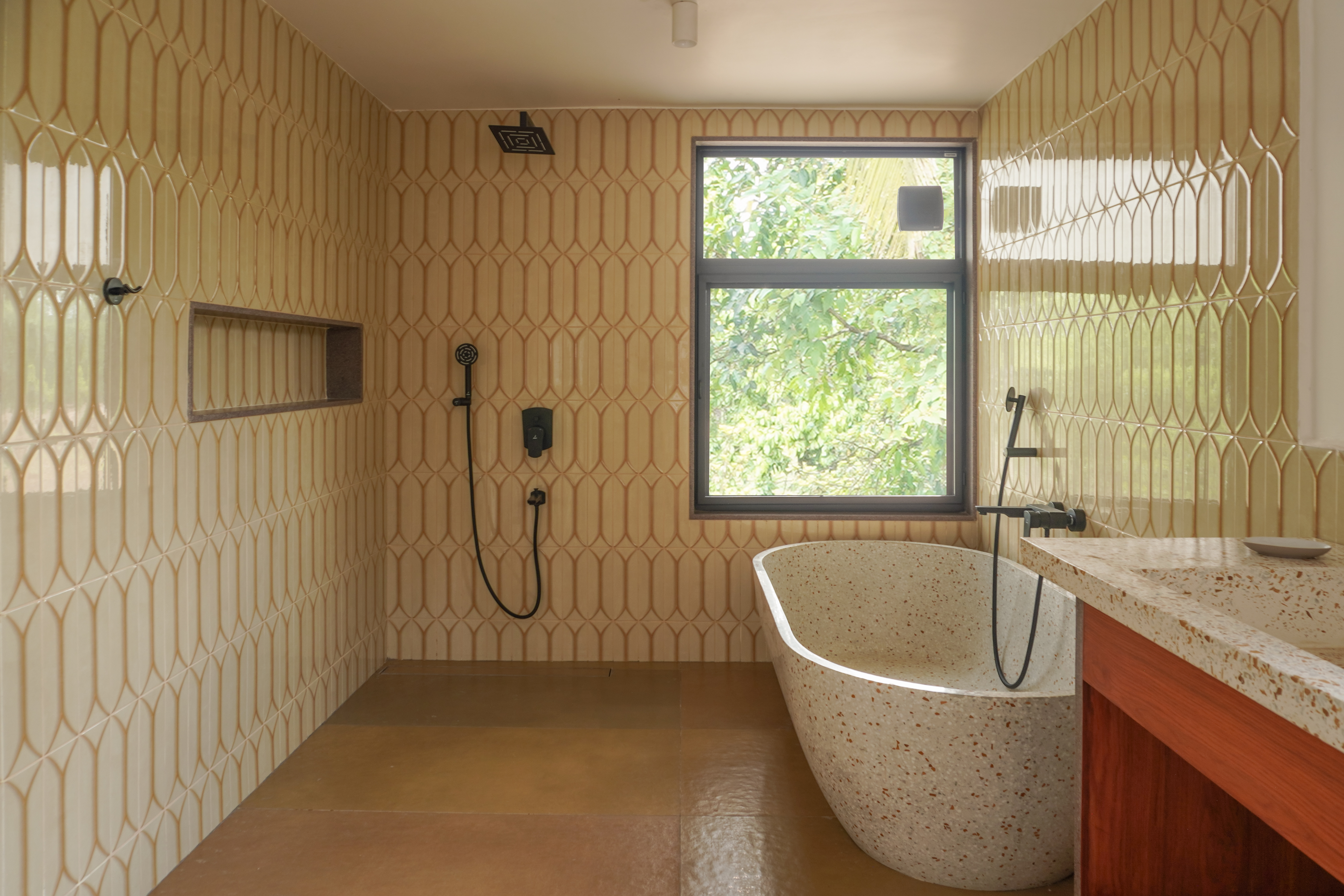 Four-poster suite ensuite